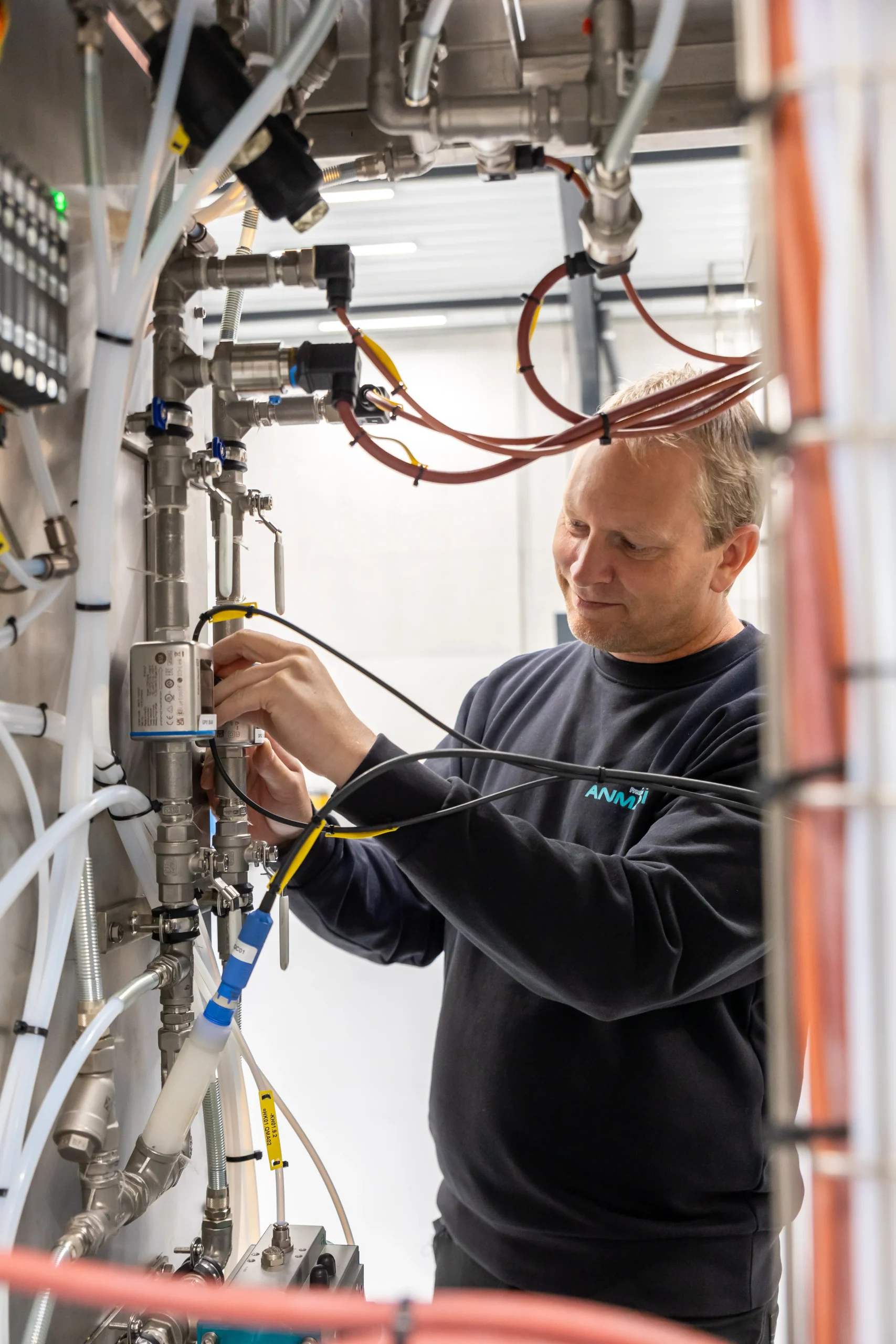 ENVOTHERM medarbejder der arbejder med at færdiggøre noget ledningsføring inde i en ENVOTHERM inddamper. vandsrensning, spildevandsbehandling, renseanlæg, spildevandsanlæg
