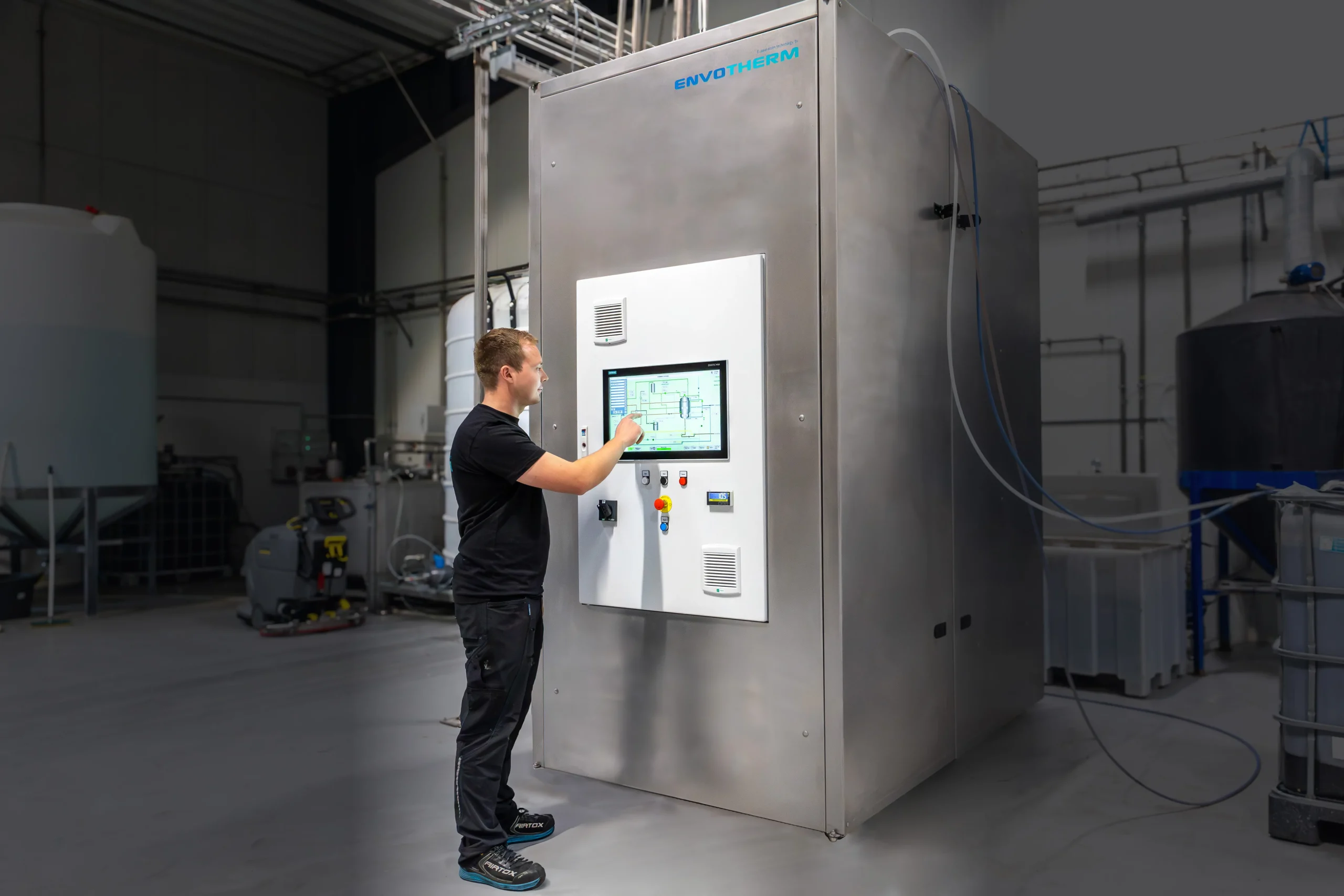 ENVOTHERM medarbejder der betjener et af ENVOTHERM's inddampningsanlæg. vandsrensning, spildevandsbehandling, renseanlæg, spildevandsanlæg