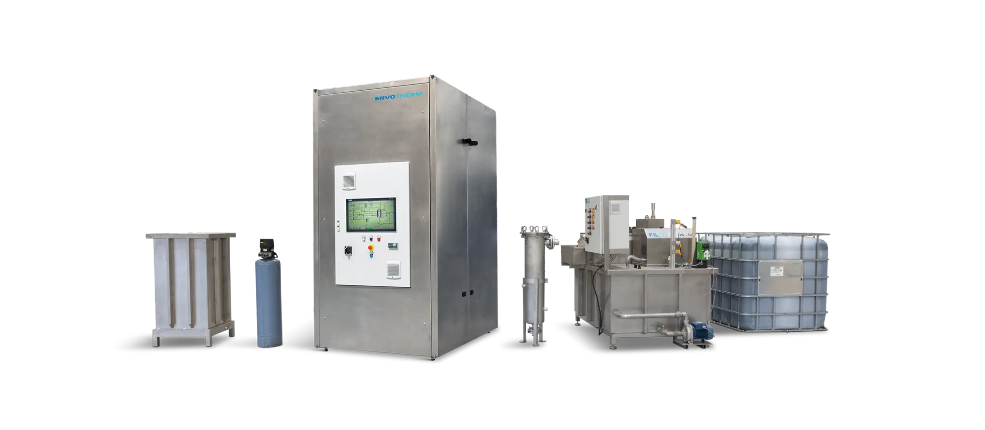 Den komplette installation af en løsning fra ENVOTHERM. Dette viser først tanken med spildevand, herefter hvorledes det skal gennem en FILCO Masterclean, filtreringsanlæg, for efterfølgende at igennem hvad vi kalder "Fine filtration". Således skal det igennem inddampningsanlæget, hvor spildevandet separeres i to faktioner som er vand der kan genanvendes og rester der skal bortskaffes. Afslutningsvis, kan man anvende aktiv kul til at fjerne de sidste rester af skadelige stoffer spildevandet kunne indeholde. Sidste tank viser hvorledes det rene og genanvendelige vand ser ud. vandsrensning, spildevandsbehandling, renseanlæg, spildevandsanlæg