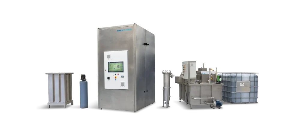 Den komplette installation af en løsning fra ENVOTHERM. Dette viser først tanken med spildevand, herefter hvorledes det skal gennem en FILCO Masterclean, filtreringsanlæg, for efterfølgende at igennem hvad vi kalder "Fine filtration". Således skal det igennem inddampningsanlæget, hvor spildevandet separeres i to faktioner som er vand der kan genanvendes og rester der skal bortskaffes. Afslutningsvis, kan man anvende aktiv kul til at fjerne de sidste rester af skadelige stoffer spildevandet kunne indeholde. Sidste tank viser hvorledes det rene og genanvendelige vand ser ud. vandsrensning, spildevandsbehandling, renseanlæg, spildevandsanlæg